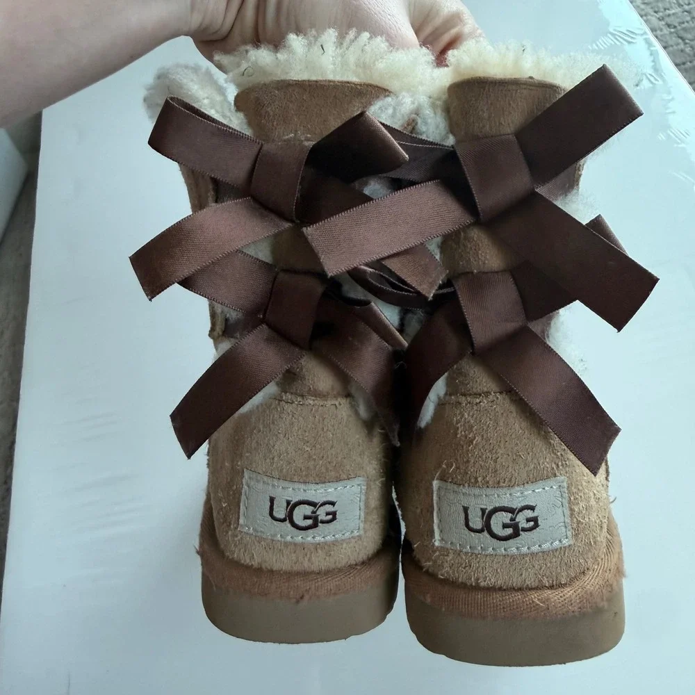 UGG® Bailey Bow II Boot‎ - Toddler / Little Kid - Chestnut Size 11